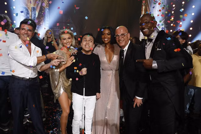 Kodi Lee cùng ban giám khảo America"s Got Talent mùa 14. Chang trai mu tu ky tro thanh quan quan America