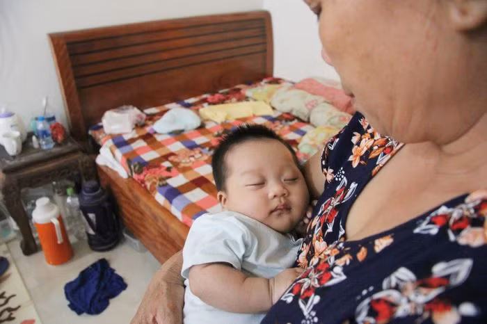 Thảm án Đan Phượng: Bé gái 2 tháng tuổi vĩnh viễn mất mẹ giờ ra sao? ảnh 8 Người thân mong rằng bé Điệp sẽ ăn ngủ tốt.