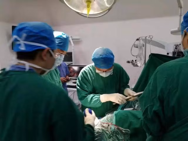 be gai 4 tuoi bi xuat huyet nao sau khi nga, canh giac khi tre co dau hieu nay - 3