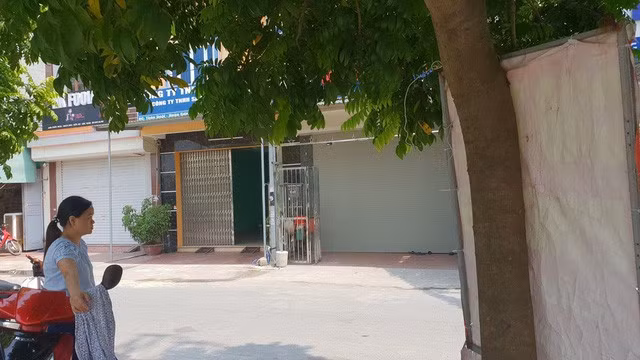 Cận cảnh nơi đỗ chiếc xe đưa đón có bé trai 3 tuổi bị bỏ quên suốt 9 giờ đồng hồ ở Bắc Ninh - Ảnh 4.