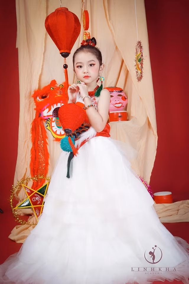 Mỗi dịp Trung thu về, bé Sushi lại được mẹ kể cho những câu chuyện về chị Hằng xinh đẹp, chú Cuội nghịch ngợm. Năm nay khi được vào vai “chị Hằng phiên bản nhí”, Suhhi đã rất háo hức... Mỗi dịp Trung thu về, bé Sushi lại được mẹ kể cho những câu chuyện về chị Hằng xinh đẹp, chú Cuội nghịch ngợm. Năm nay khi được vào vai “chị Hằng phiên bản nhí”, Suhhi đã rất háo hức...