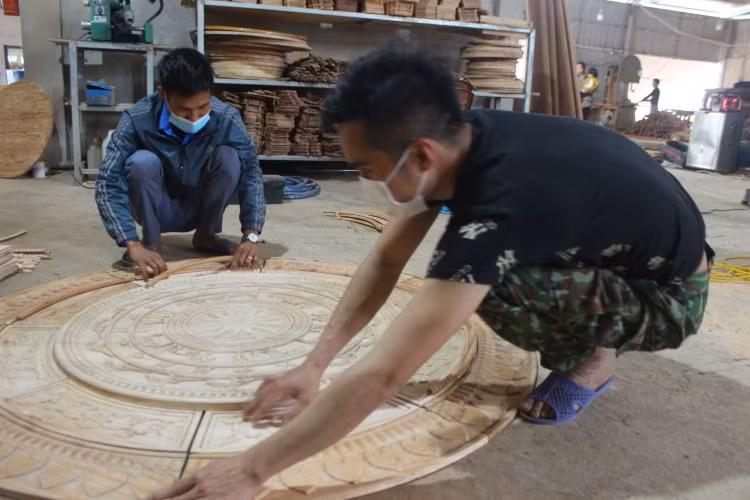Xưởng mộc của anh Toàn còn tạo việc làm cho gần 20 lao động với thu nhập từ 5,5 - 20 triệu/người.