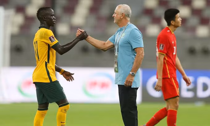 HLV Graham Arnold chia vui cùng học trò sau trận thắng Trung Quốc 3-0.