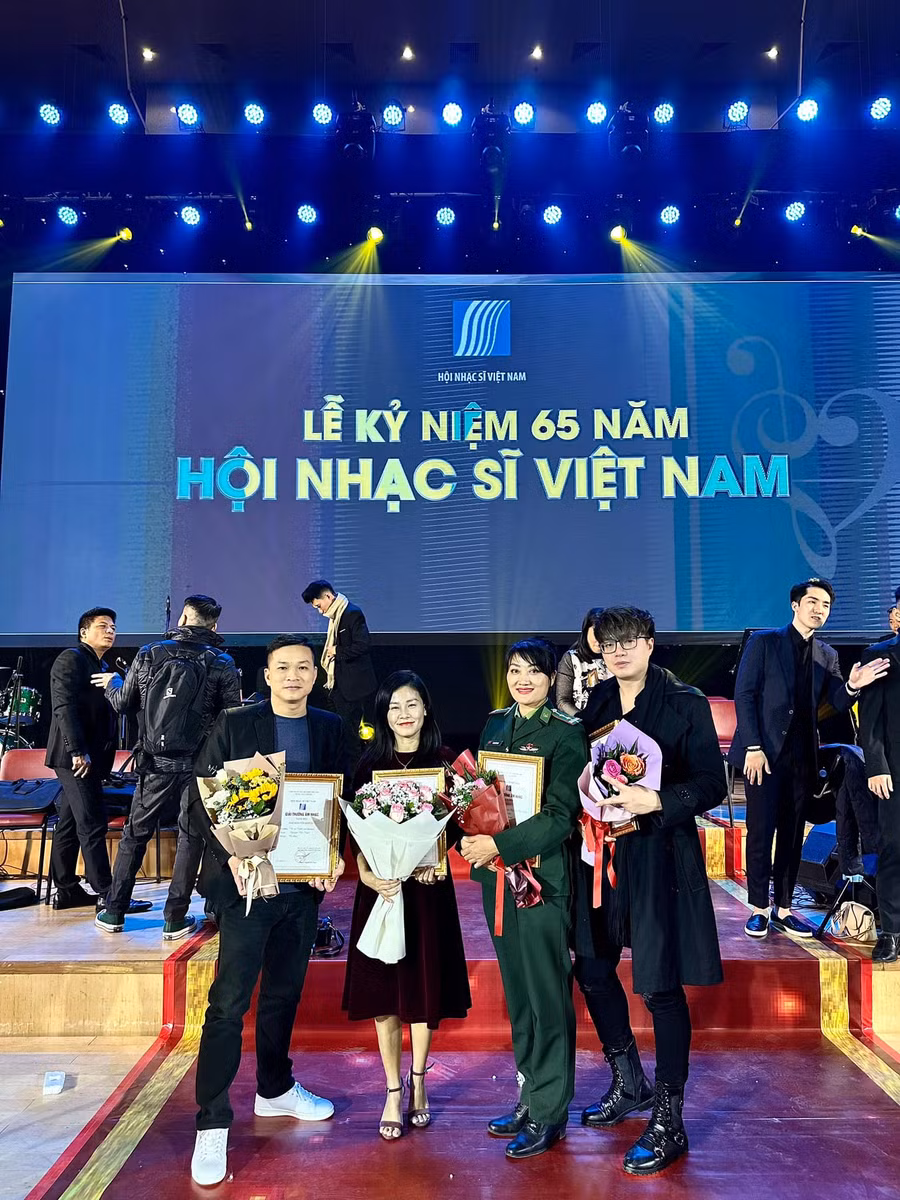 Thiếu tá, nhạc sĩ Tạ Duy Tuấn (phải) nhận giải thưởng hằng năm của Hội Nhạc sĩ Việt Nam năm 2022. Ảnh: NVCC. Thiếu tá, nhạc sĩ Tạ Duy Tuấn (phải) nhận giải thưởng hằng năm của Hội Nhạc sĩ Việt Nam năm 2022. Ảnh: NVCC.