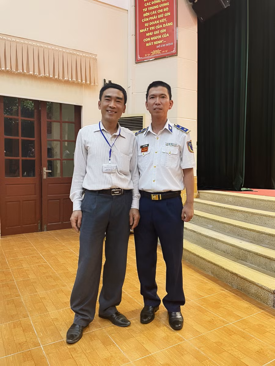 Nhà thơ Trần Khánh Toàn (trái) với Trung tá Lê Trung Thành - Hải đoàn phó Hải đoàn 21 vùng CSB 2 nguyên là Thuyền trưởng tàu CSB 4033 trong chiến dịch đẩy đuổi giàn khoan HD-981. Ảnh: NVCC.
