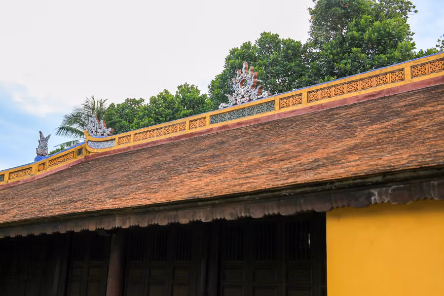 Miếu gồm năm gian hai chái, mái lợp ngói liệt, tiền đường kiểu vỏ cua. Miếu gồm năm gian hai chái, mái lợp ngói liệt, tiền đường kiểu vỏ cua.
