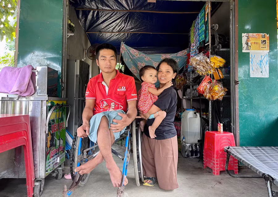 Chuyện tình vượt nghìn cây số của vợ chồng anh Linh và chị Y Khot được đền đáp bằng món quà vô giá là cô con gái khoẻ mạnh. Ảnh: Dung Nguyễn