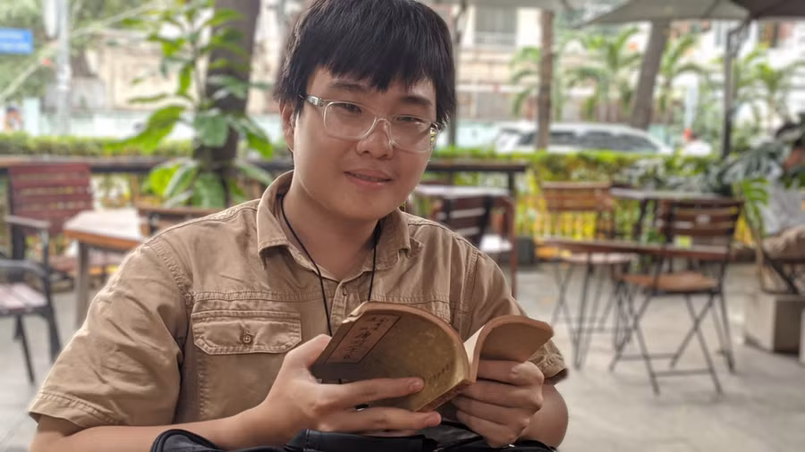 Huỳnh Hữu Phước hiện nay, khi đã đi học trở lại và đi theo con đường dịch sách. Ảnh: Hiếu Hiền - NVCC Huỳnh Hữu Phước hiện nay, khi đã đi học trở lại và đi theo con đường dịch sách. Ảnh: Hiếu Hiền - NVCC