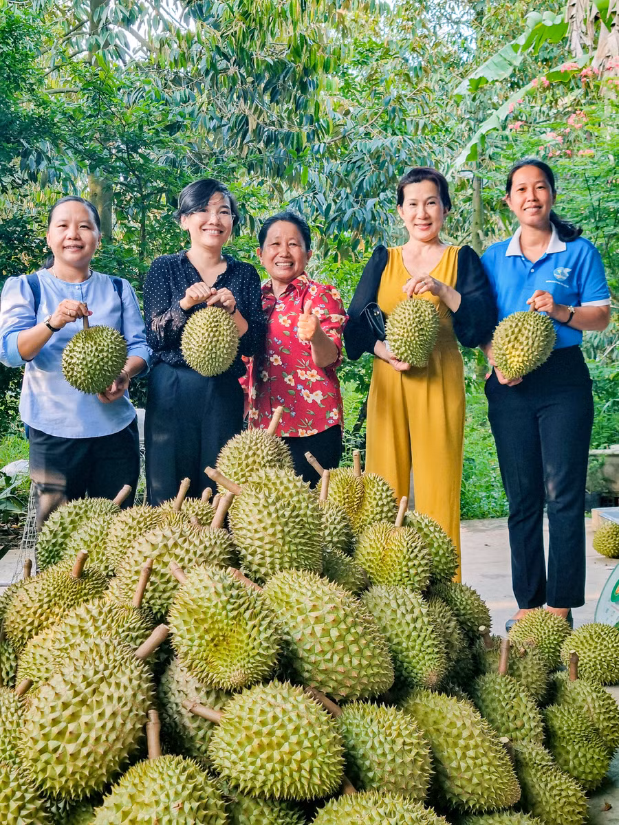 Cô Thinh (giữa) cùng khách tham quan. Cô Thinh (giữa) cùng khách tham quan.