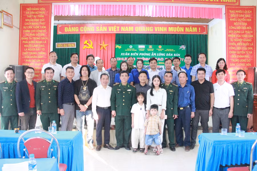 Cán bộ Ban Chỉ huy Biên phòng Cảng Vũng Áng – Sơn Dương, đại diện chính quyền địa phương và các nhà hảo tâm chụp ảnh lưu niệm tại chương trình trao quà. Cán bộ Ban Chỉ huy Biên phòng Cảng Vũng Áng – Sơn Dương, đại diện chính quyền địa phương và các nhà hảo tâm chụp ảnh lưu niệm tại chương trình trao quà.