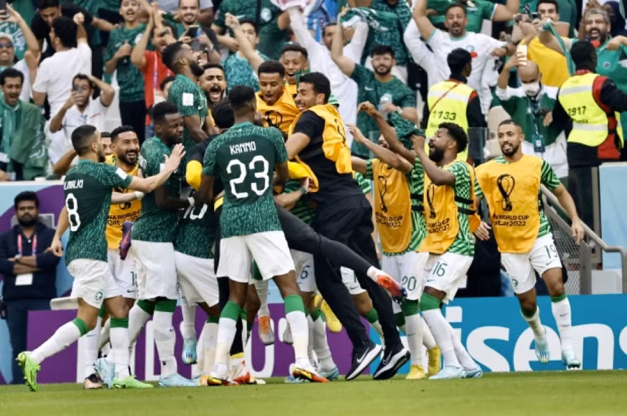 Cầu thủ Ả Rập Xê-út mừng chiến thắng lịch sử trước Argentina. Cầu thủ Ả Rập Xê-út mừng chiến thắng lịch sử trước Argentina.