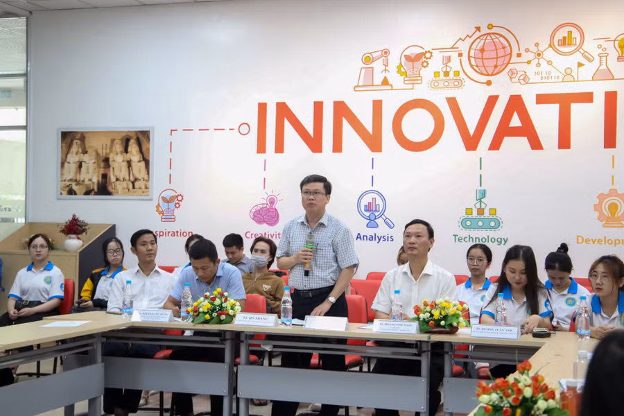 Ông Hồ Thắng - Giám đốc Sở Khoa học và Công nghệ tỉnh Thừa Thiên Huế cũng đã có những chia sẻ về khởi nghiệp sáng tạo cùng các chuyên gia và sinh viên. Ông Hồ Thắng - Giám đốc Sở Khoa học và Công nghệ tỉnh Thừa Thiên Huế cũng đã có những chia sẻ về khởi nghiệp sáng tạo cùng các chuyên gia và sinh viên.
