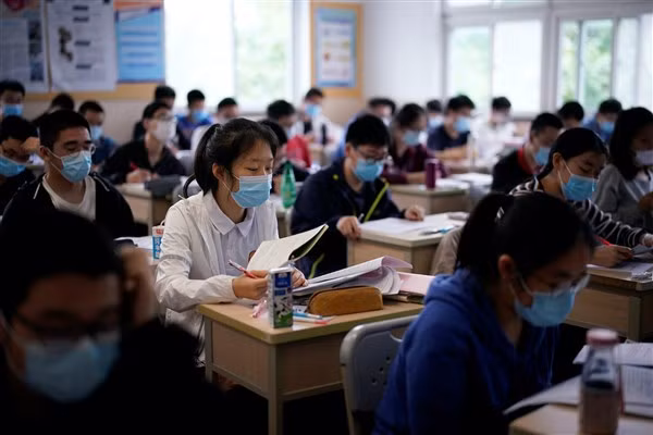 Học sinh Trung Quốc học thêm sau giờ học để cải thiện điểm số.