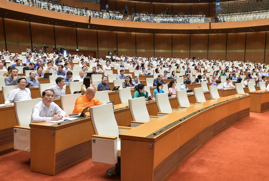 Các đại ĐBQH tại phiên họp sáng 30/10.