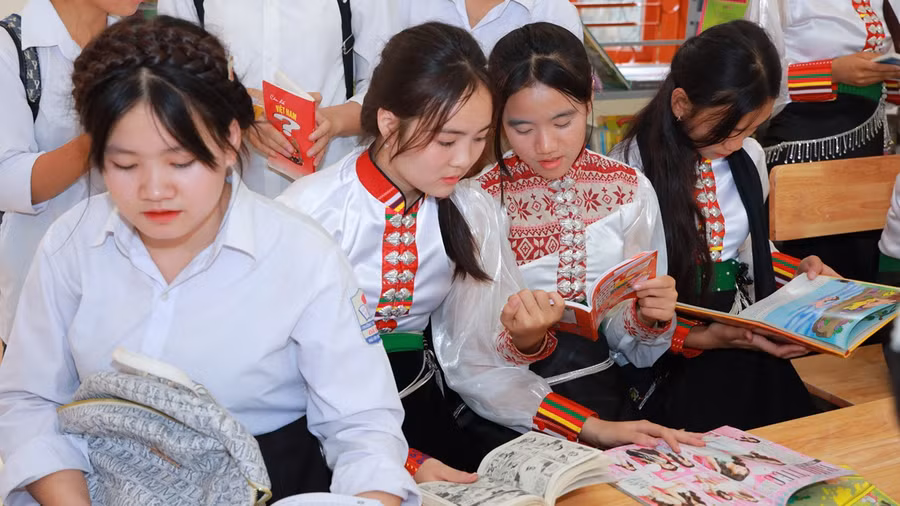 Các em học sinh vui mừng, khi được đoàn thiện nguyện tặng sách.