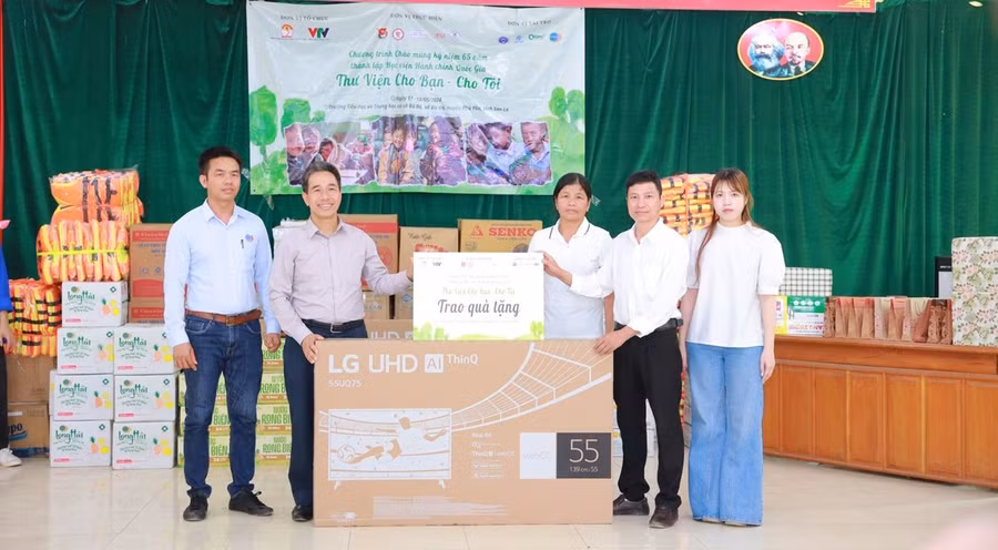 Đoàn thiện nguyện tặng quà, tivi cho trường Tiểu học và THCS xã Đá Đỏ.