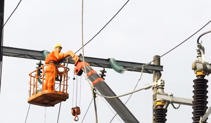 Công ty Điện lực Hòa Bình đã nỗ lực đầu tư, cải tạo lưới điện để giảm tổn thất điện năng.