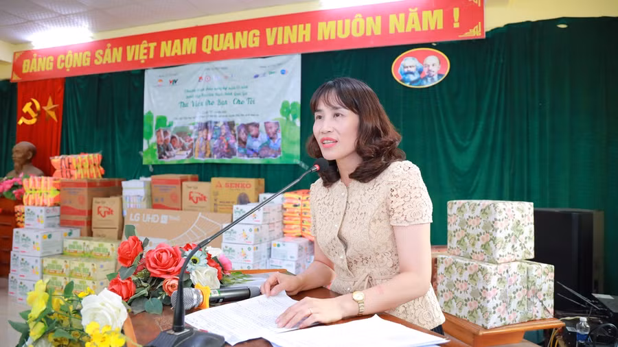 PGS.TS Hoàng Mai, Trưởng khoa Khoa Quản trị nhân lực, Học viện Hành chính Quốc gia chia sẻ tại chương trình thiện nguyện.