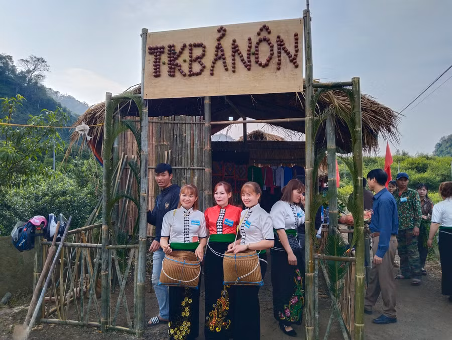 Các trại văn hoá được Ban tổ chức dựng lên để quảng bá sản phẩm nông sản, thủ công mỹ nghệ tới du khách. Các trại văn hoá được Ban tổ chức dựng lên để quảng bá sản phẩm nông sản, thủ công mỹ nghệ tới du khách.