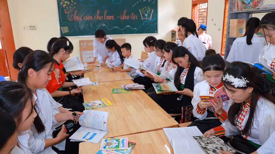Học sinh hào hứng với các đầu sách mới toanh được sắp trên kệ thư viện của trường.