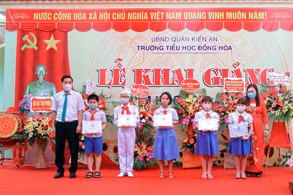 Con cháu họ Phạm vinh dự được trao thưởng với những thành tích cao tại nhà trường.