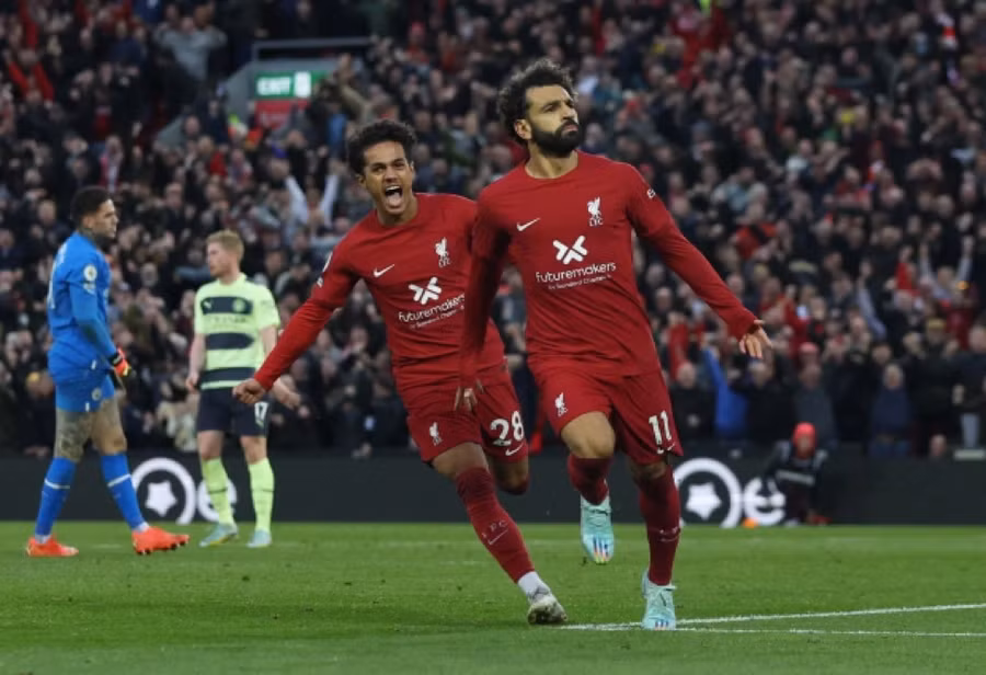 Mo Salah ăn mừng sau khi đưa Liverpool vượt lên dẫn trước. Mo Salah ăn mừng sau khi đưa Liverpool vượt lên dẫn trước.