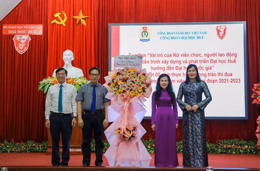Phát huy vai trò nữ viên chức trong tiến trình xây dựng ĐH Huế thành ĐH quốc gia.