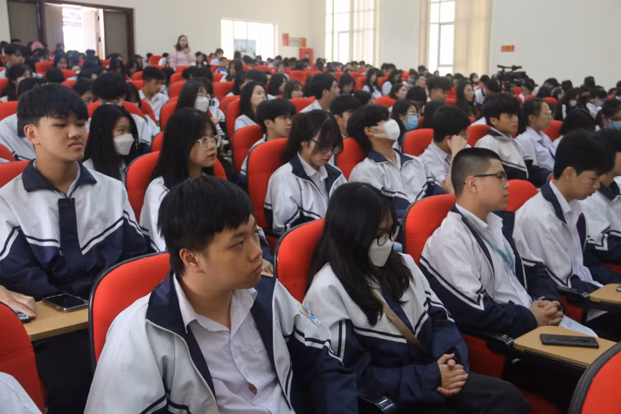 Các em học sinh chăm chú nghe các diễn giả phân tích kỹ năng khởi nghiệp. Các em học sinh chăm chú nghe các diễn giả phân tích kỹ năng khởi nghiệp.