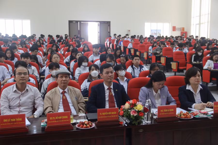 Các diễn giả, giảng viên, chuyên gia tham dự hội thảo. Các diễn giả, giảng viên, chuyên gia tham dự hội thảo.