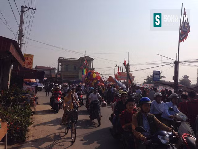  Ngay từ chiều ngày mùng 7 âm lịch (tức ngày 14/2 dương lịch), hàng vạn du khách từ các tỉnh đã bắt đổ về chợ. 