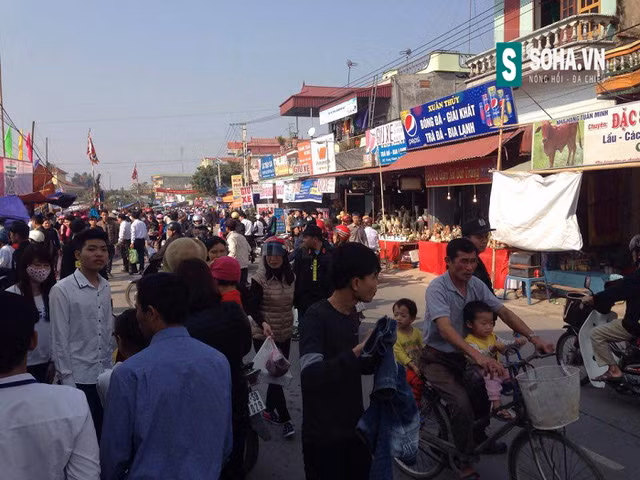  Uớc tính phiên chợ năm nay thu hút hàng chục nghìn người từ Hà Nội về, từ Hải Phòng sang, từ Ninh Bình, Thanh Hóa ra... để được đắm chìm trong lung linh, huyền diệu của chợ Viềng xuân và mua may, bán rủi. 