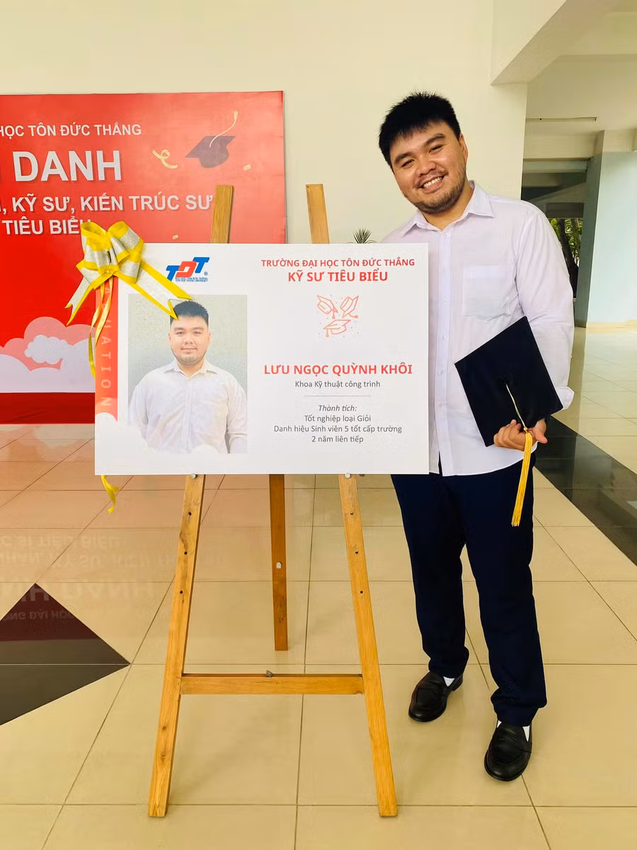 Lưu Ngọc Quỳnh Khôi nhận danh hiệu Kỹ sư tiêu biểu tại Trường Đại học Tôn Đức Thắng. Ảnh: NVCC