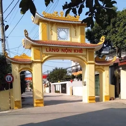 Cổng làng Nộn Khê - nơi người dân có món giò trứng nổi tiếng.
