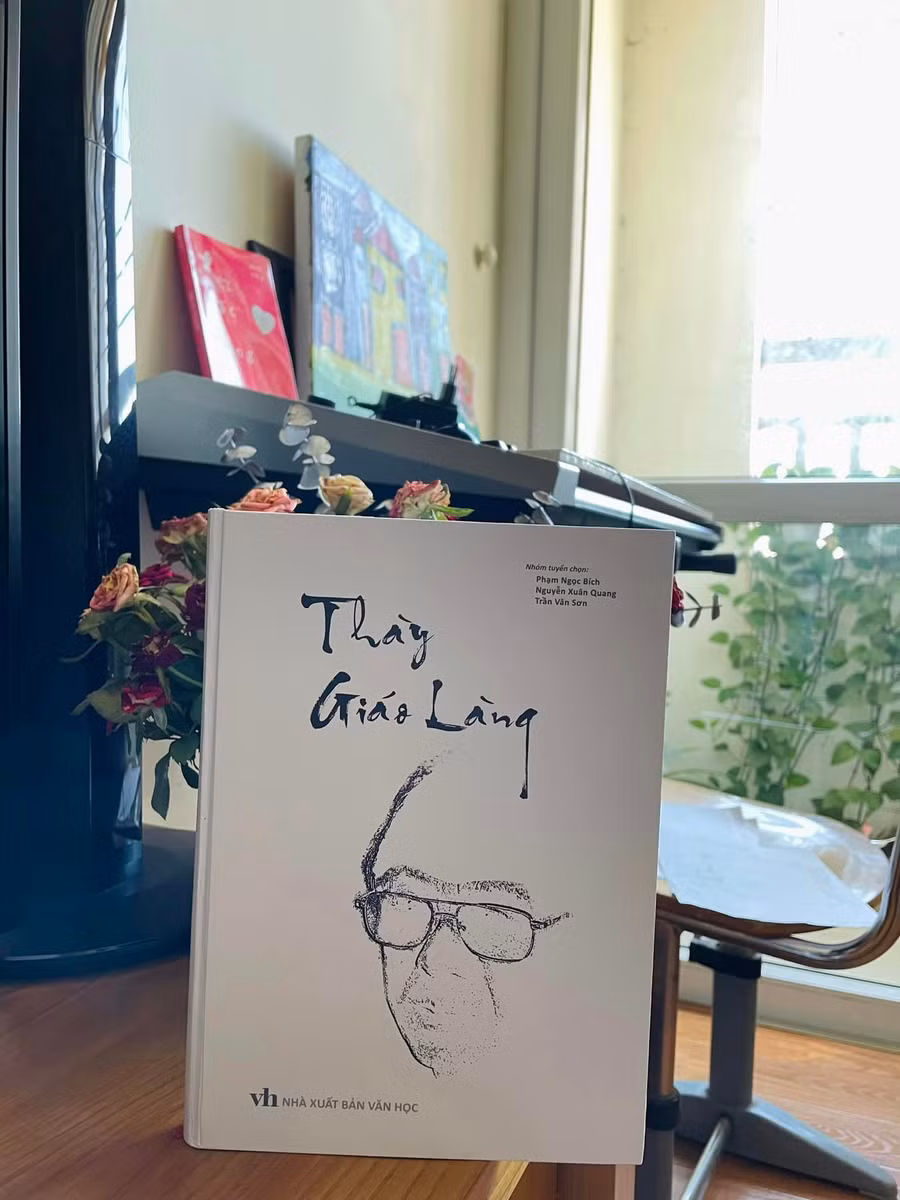 Tác phẩm mới nhất của thầy Nguyễn Quốc Hùng, MA. Ảnh: Anh Thư