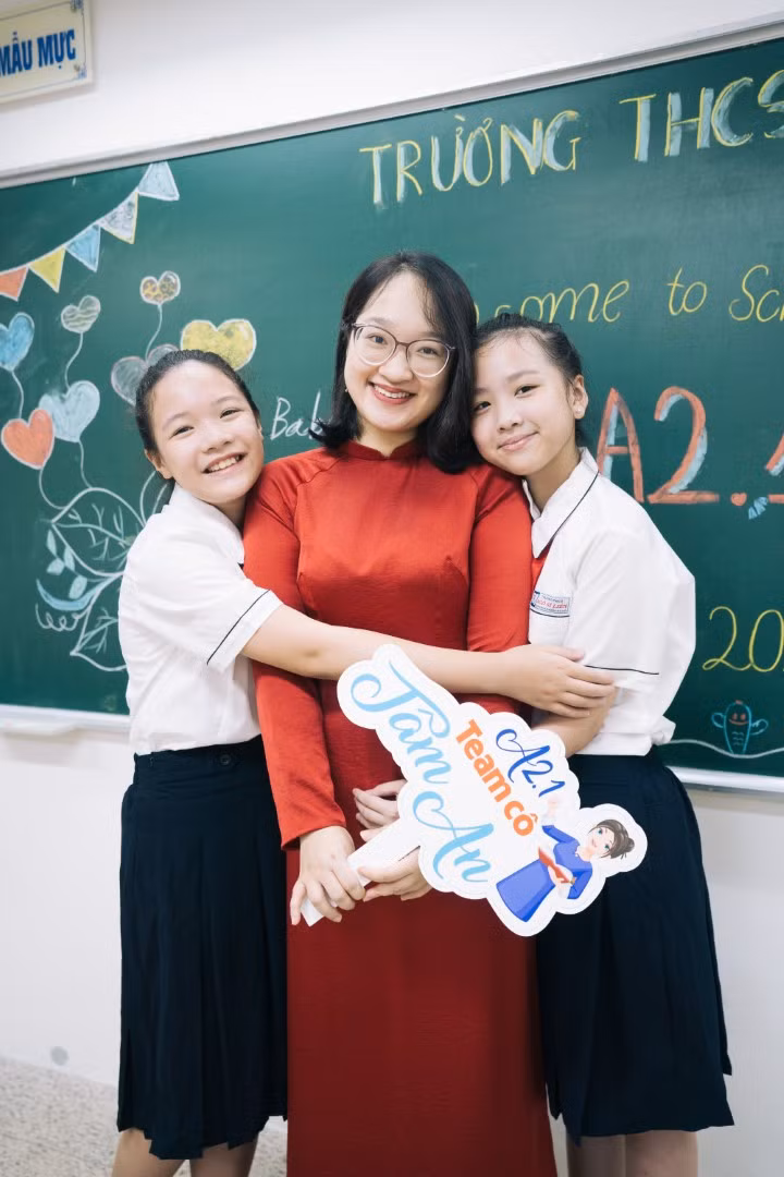 Cô Nguyễn Đức Tâm An và học trò. Ảnh: NVCC