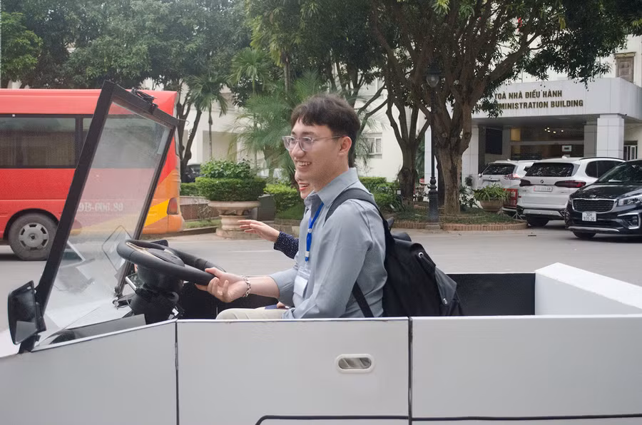Hoàng Huy Anh Tuấn chạy thử nghiệm xe tự hành tại khuôn viên Đại học Quốc gia Hà Nội.