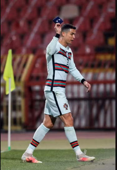 Ronaldo tức giận ném băng thủ quân xuống đất.
