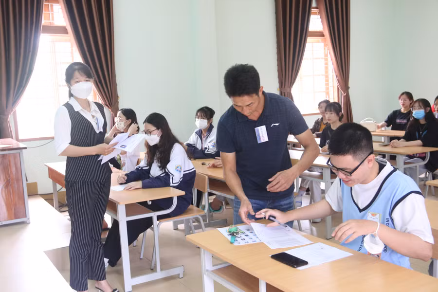 Bước vào môn thi Ngữ văn đầu tiên của kỳ thi, các thí sinh tỏ ra bình tĩnh và tự tin. Bước vào môn thi Ngữ văn đầu tiên của kỳ thi, các thí sinh tỏ ra bình tĩnh và tự tin.