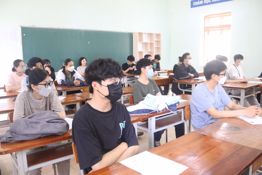 Đa số các thí sinh đến điểm dự thi đều đeo khẩu trang phòng chống dịch Covid-19.