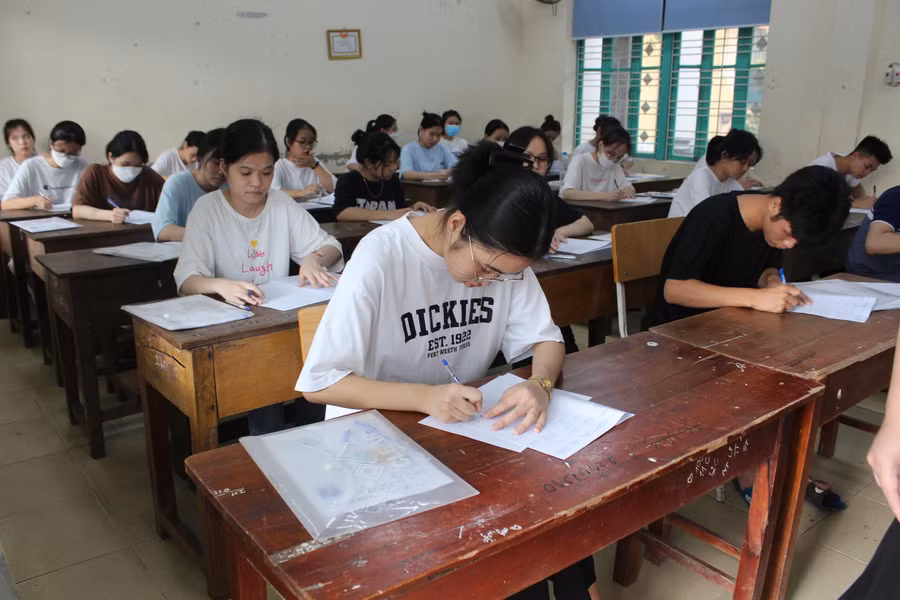 Các thí sinh vượt nắng đến điểm thi môn Toán tại Trường THPT Ngô Quyền, thành phố Hoà Bình.