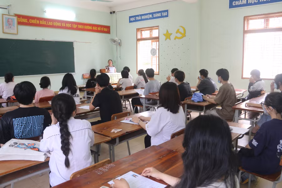 Đề thi tốt nghiệp tiếng Anh năm nay dễ hơn năm trước, các thí sinh đều tự tin đạt điểm cao.