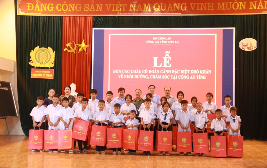 Công an tỉnh Sơn La trao các phần quà cho các cháu có hoàn cảnh đặc biệt khó khăn được nuôi dưỡng, chăm sóc.