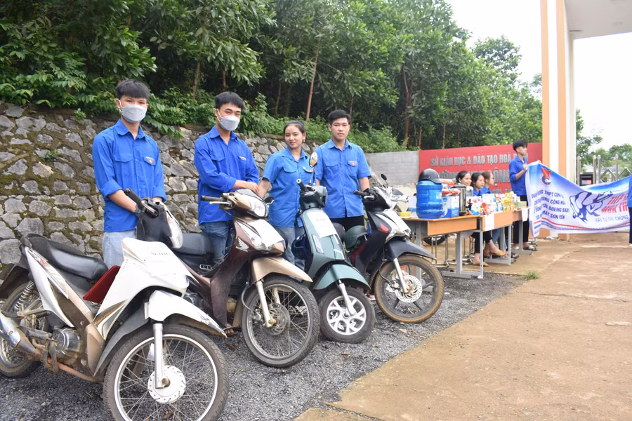 Áo xanh tình nguyện tỉnh Hoà Bình sẵn sàng lái xe máy hỗ trợ thí sinh thi tốt nghiệp, khi có sự cố xảy ra.