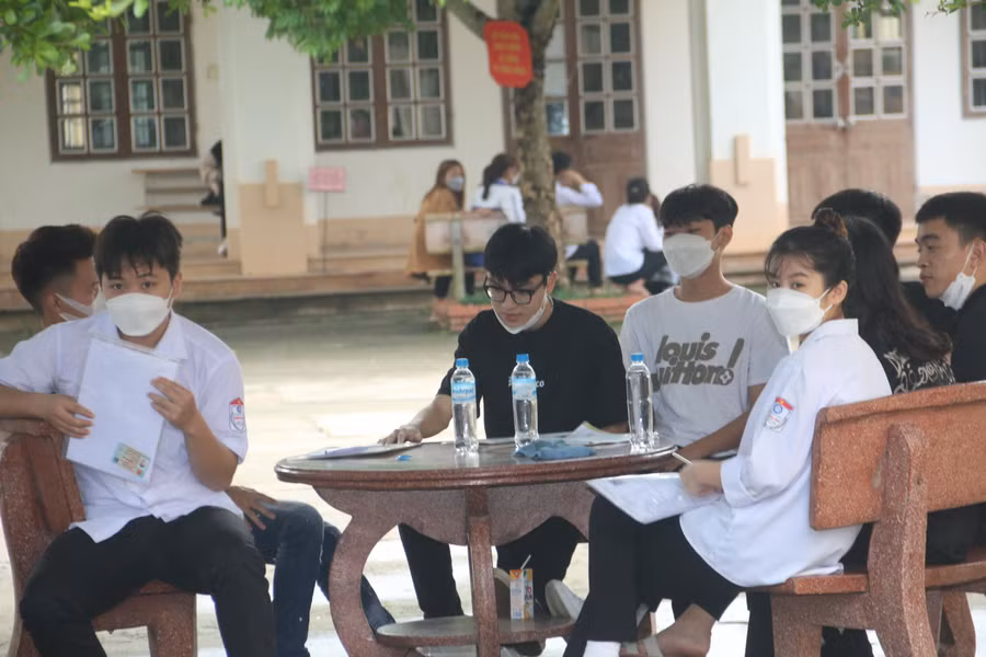 Các thí sinh ở Hoà Bình nhận xét đề thi môn tổ hợp năm nay khó hơn năm ngoái.