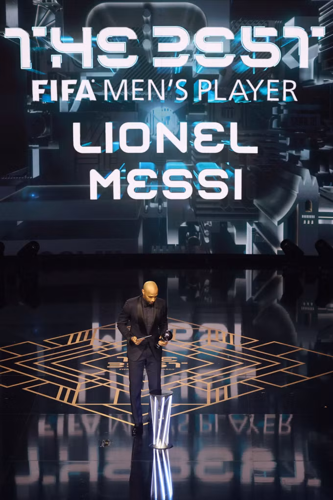 Cựu danh thủ Thierry Henry thay mặt Messi nhận giải FIFA The Best 2023.