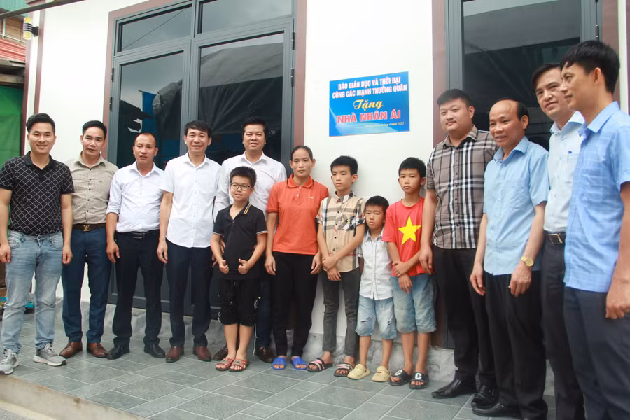 Báo GD&TĐ cùng đại diện chính quyền địa phương và các nhà hảo tâm cùng mở biển khánh thành nhà nhân ái cho 3 học sinh có hoàn cảnh khó khăn tại huyện Hương Sơn. (Ảnh: T.H).