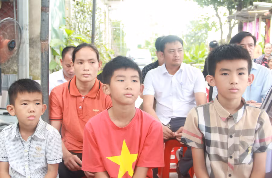 Mong ước của 3 anh em Khang, Long, Giang từ lâu là có căn nhà vững chắc để yên tâm sinh sống và học tập. (Ảnh: T.H).