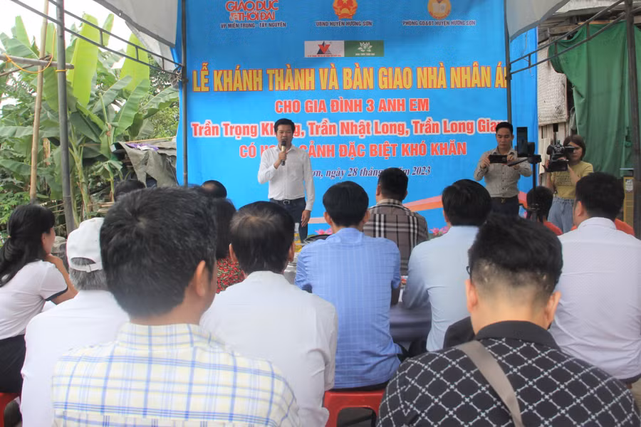 Nhà báo Nguyễn Văn Dũng – Trưởng VP Báo GD&amp;TĐ Khu vực MT-TN phát biểu tại buổi Lễ. (Ảnh: T.H).