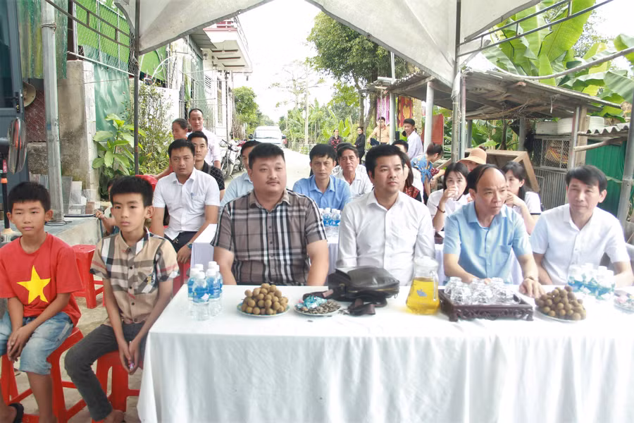 Các đại biểu và bà con nhân dân tham dự lễ khánh thành. (Ảnh: T.H).