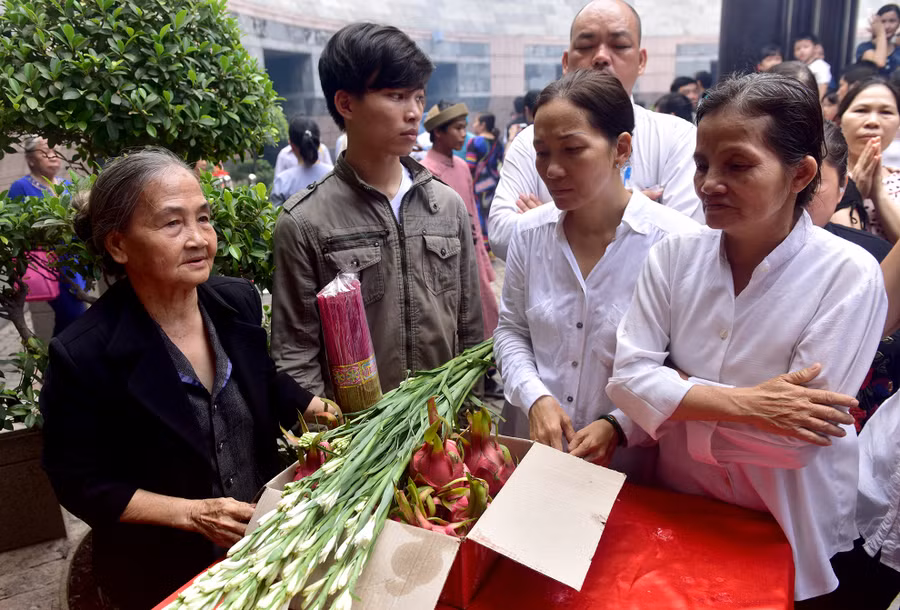 Bà Ngô Thị Kiều (áo đen), cho biết nhóm của bà có 7 người từ Tây Ninh, Long An bắt xe đò từ rạng sáng nay mang theo trái cây và hoa để dâng Vua Hùng. "Đây là lần đầu tiên chúng tôi cùng tới Khu tưởng niệm các Vua Hùng để dâng hương, thành kính", người phụ nữ quê Long An chia sẻ. Bà Ngô Thị Kiều (áo đen), cho biết nhóm của bà có 7 người từ Tây Ninh, Long An bắt xe đò từ rạng sáng nay mang theo trái cây và hoa để dâng Vua Hùng. "Đây là lần đầu tiên chúng tôi cùng tới Khu tưởng niệm các Vua Hùng để dâng hương, thành kính", người phụ nữ quê Long An chia sẻ.